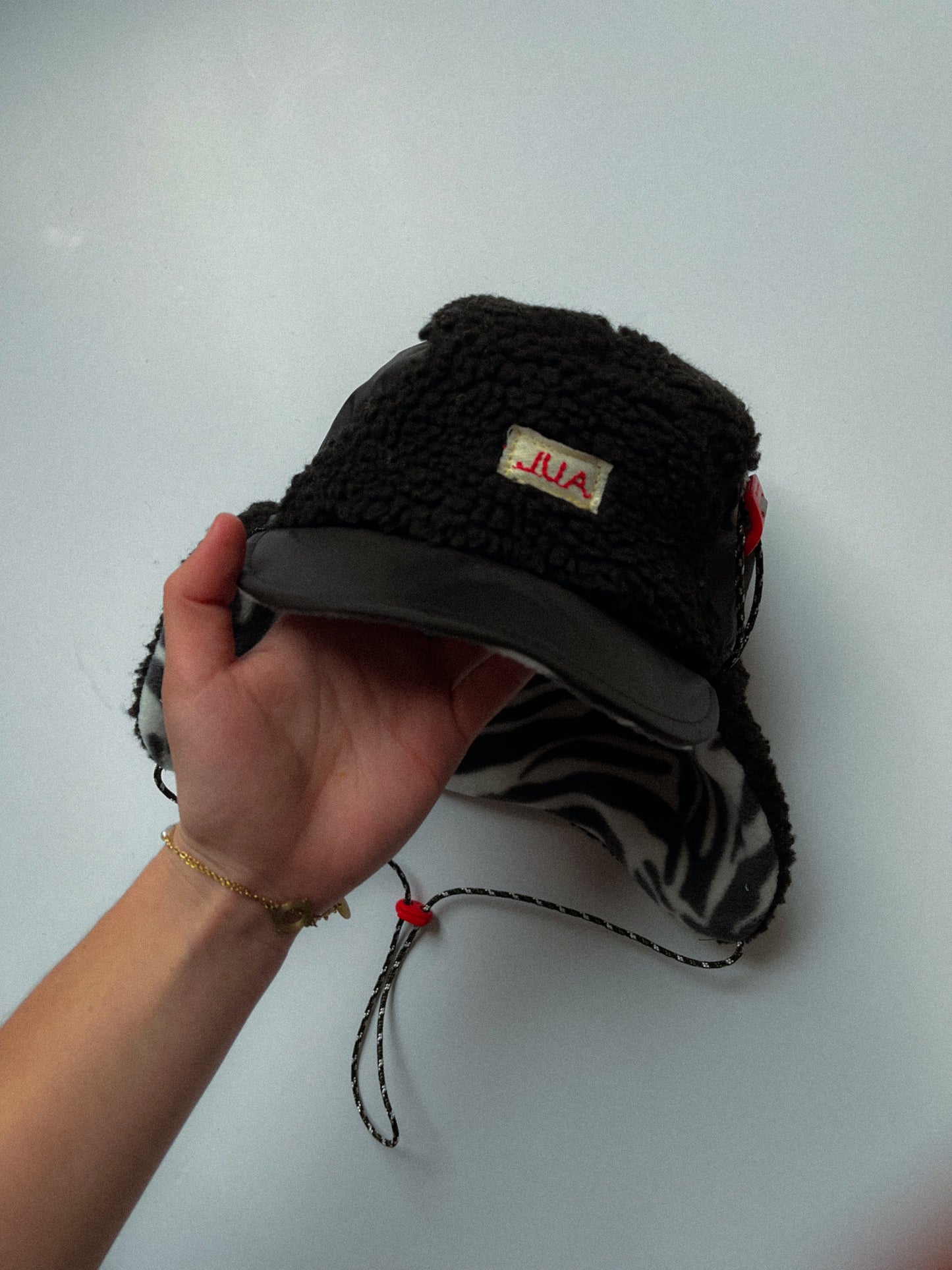 CASQUETTE POLAIRE NOIR x ZEBRE