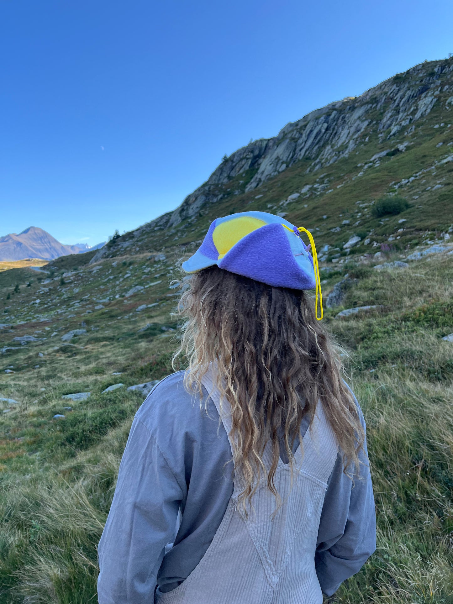 casquette jaune x ciel x lila