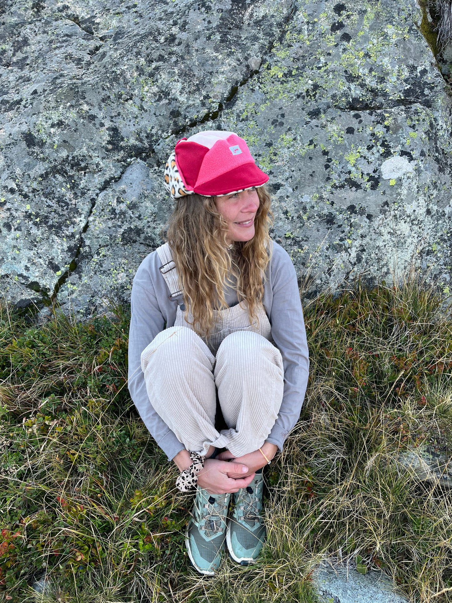 casquette rouge x rose x leo