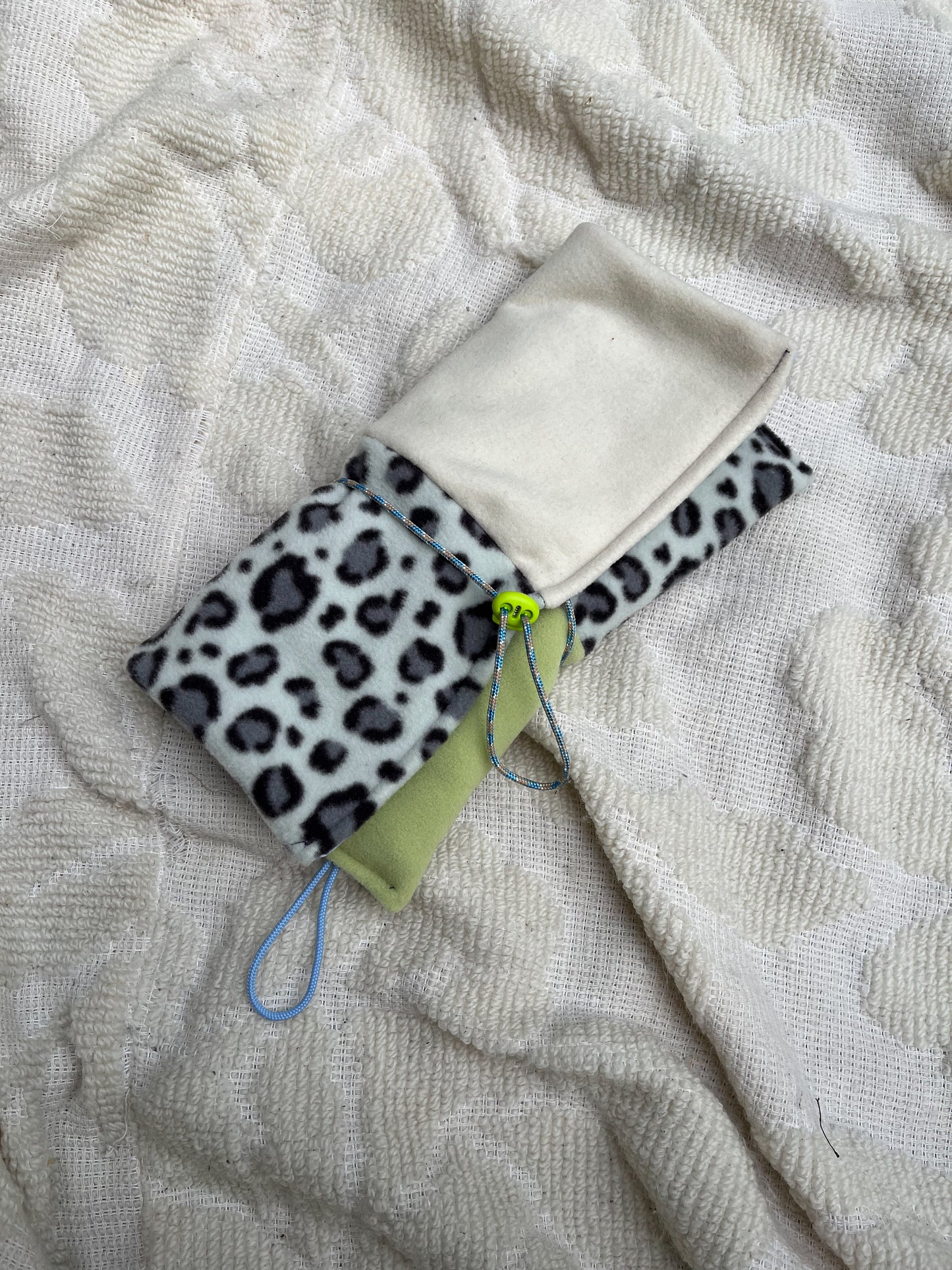 Pochette de baroudage verte x leopard