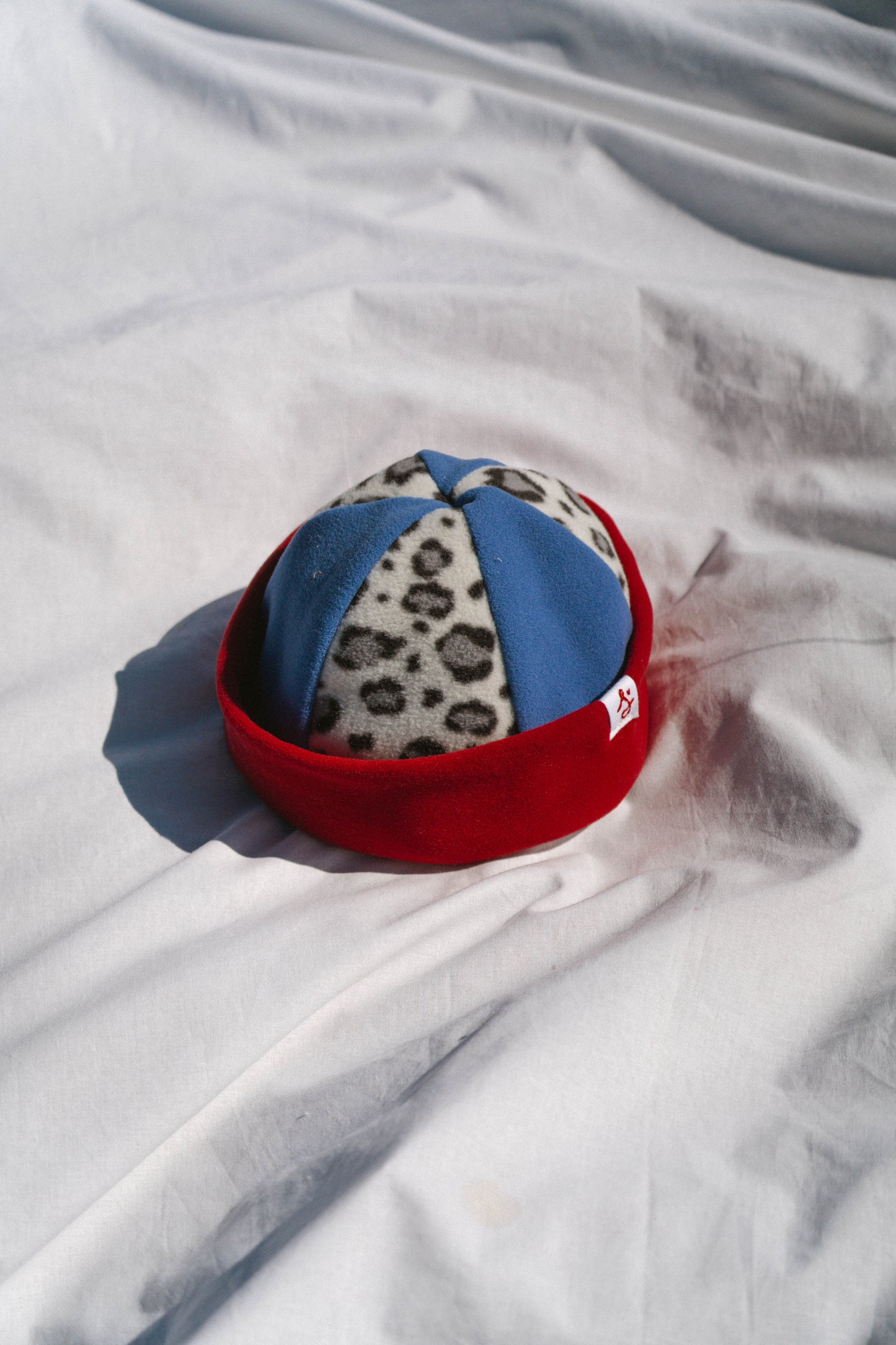 bonnet rouge x bleu x leo