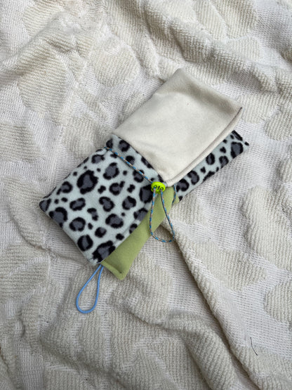 Pochette de baroudage verte x leopard